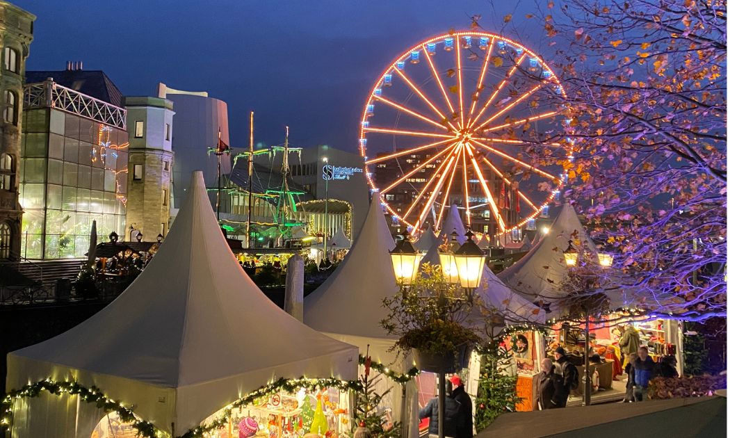 Hafen-Weihnachtsmarkt im Kölner Rheinauhafen © hafen-weihnachtsmarkt.de